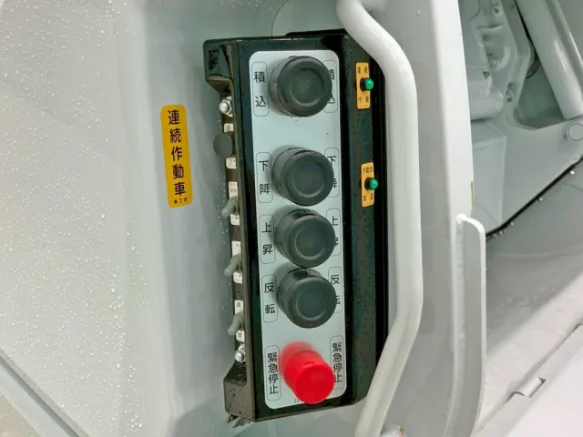 連続 ⇔ 単独切り替えスイッチ付きです。|三菱 ファイター 2KG-FK62F(2WD)の写真18