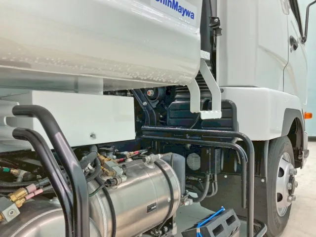 運転席側に工具箱が付いています。|三菱 ファイター 2KG-FK62F(2WD)の写真22