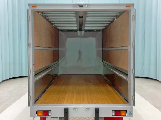 床は板張りです。|三菱 ファイター 2KG-FK65F(2WD)の写真9