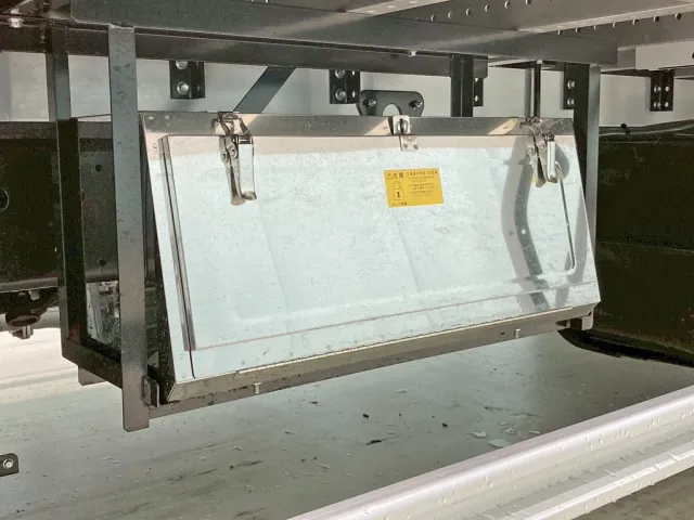 ボディー助手席側前方にステンレス製の工具箱が付いています。|三菱 ファイター 2KG-FK65F(2WD)の写真13