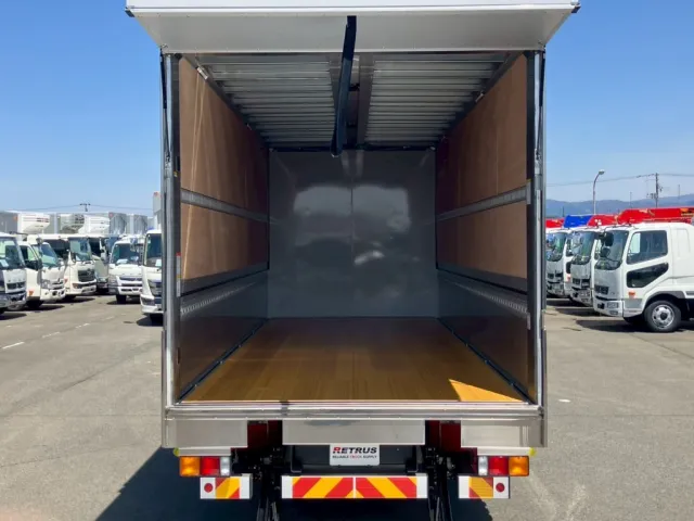 床は板張りです。|三菱 ファイター 2KG-FK65Fの写真8