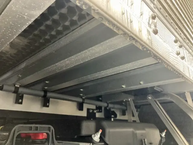 シャーシとネタの状態です。(縦ネタ・横ネタはアルミ製です。床下にウロコステンが張られています)|日野 プロフィア 2DG-FW1AHCの写真6