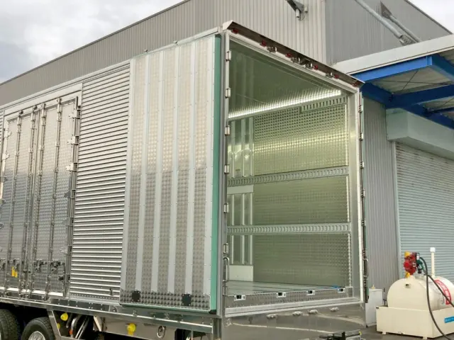 助手席側リヤドア裏側 及び ボディー運転席側後方にウロコステンが張られています。|日野 プロフィア 2DG-FW1AHCの写真10