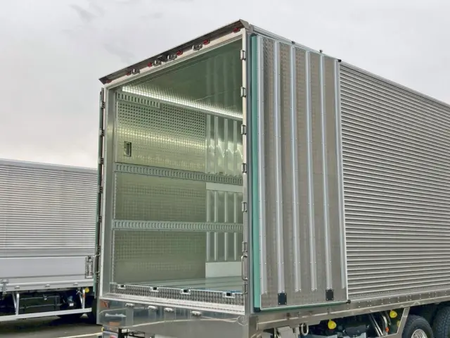 運転席側リヤドア裏側 及び ボディー助手席側後方にウロコステンが張られています。|日野 プロフィア 2DG-FW1AHCの写真11