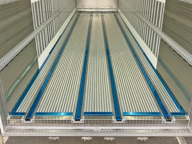 床はI型キーストン・アルミ製です。(ジョロダーレールが4列付いています。)|日野 プロフィア 2DG-FW1AHCの写真13