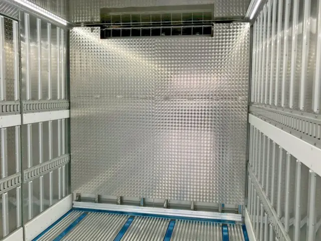 冷凍機の吹き出し口です。(プロテクターはウロコステンが張られています)|日野 プロフィア 2DG-FW1AHCの写真16