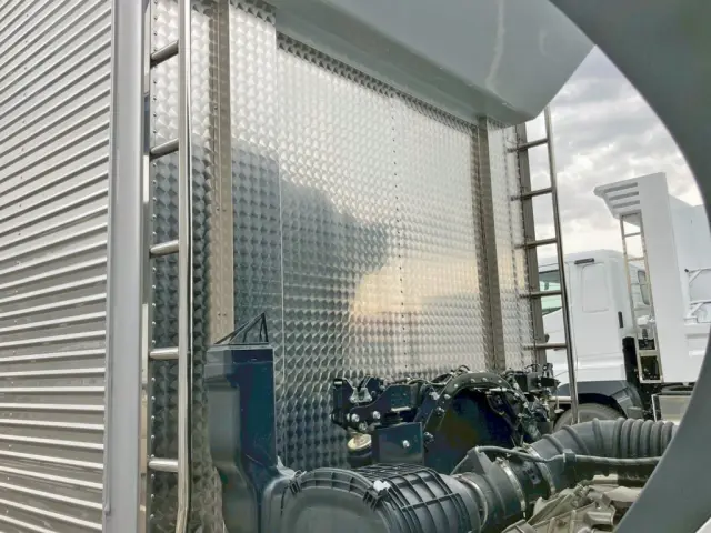 前壁にウロコステンが張られています。|日野 プロフィア 2DG-FW1AHCの写真18