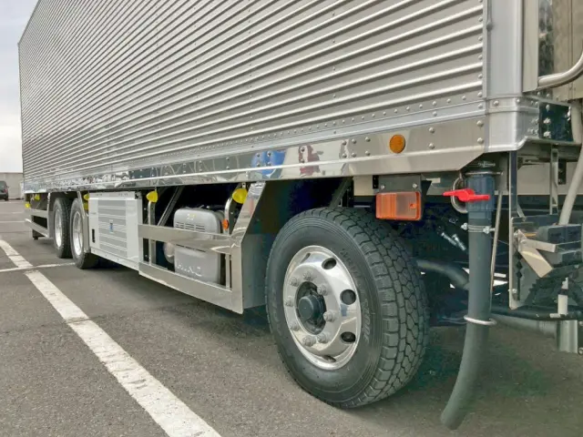 サイドレール・サイドバンパー・フェンダーはステンレス製です。|日野 プロフィア 2DG-FW1AHCの写真20