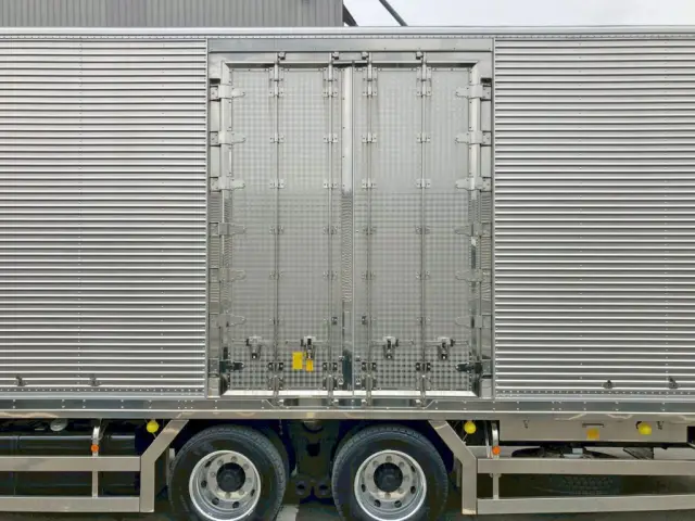 助手席側方に観音開き式のサイドドアが付いています。(蝶番・ハンマーロック・キャッチはステンレス製)|日野 プロフィア 2DG-FW1AHCの写真22