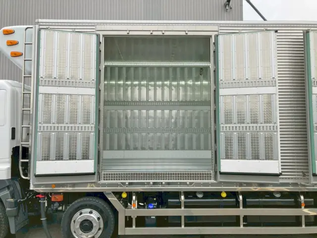 前方のサイドドアを開いた状態です。(左右サイドドア裏側にウロコステンが張られています)|日野 プロフィア 2DG-FW1AHCの写真23