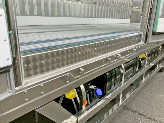 前方サイドドアの門口周りはウロコステンが張られています。|日野 プロフィア 2DG-FW1AHCの写真24