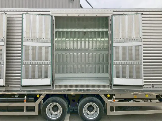 後方のサイドドアを開いた状態です。(左右サイドドア裏側にウロコステンが張られています)|日野 プロフィア 2DG-FW1AHCの写真25