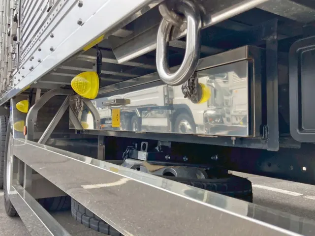 ボディー助手席側後方にジョロダー入れが付いています。(ジョロダーは付属しています)|日野 プロフィア 2DG-FW1AHCの写真28