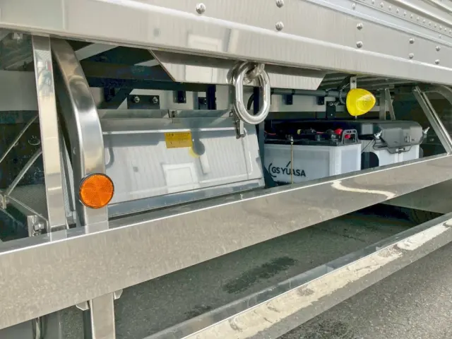 ボディー運転席側後方にステンレス製の工具箱が付いています。|日野 プロフィア 2DG-FW1AHCの写真29