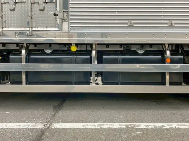 燃料タンクは300Lが2つ付いています。|日野 プロフィア 2DG-FW1AHCの写真34