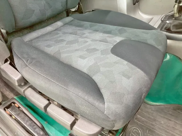 運転席座面にヘタリがあります。|UDトラックス クオン 2PG-GK5AADの写真9