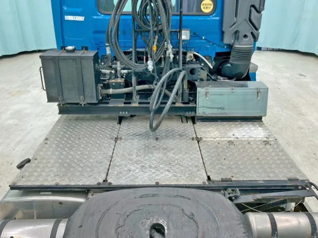 踊り場は縞板アルミです。|UDトラックス クオン 2PG-GK5AADの写真10