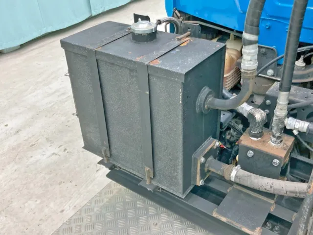 踊り場前方助手席側に作動油タンクが付いています。|UDトラックス クオン 2PG-GK5AADの写真12