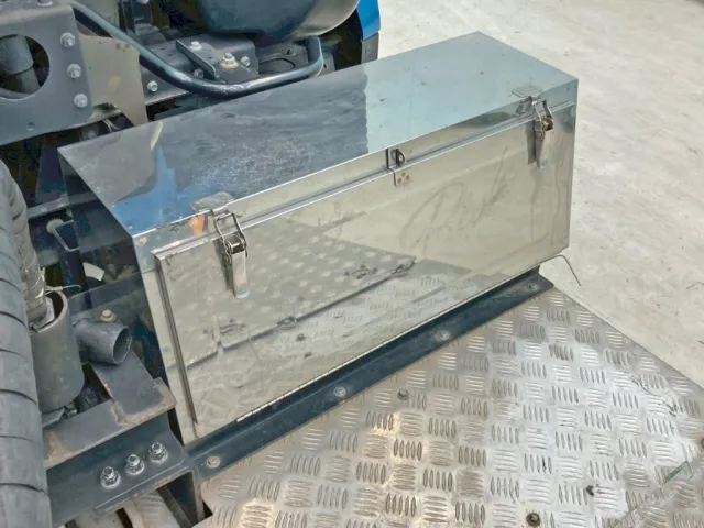 踊り場前方運転席側にステンレス製の工具箱が付いています。|UDトラックス クオン 2PG-GK5AADの写真14