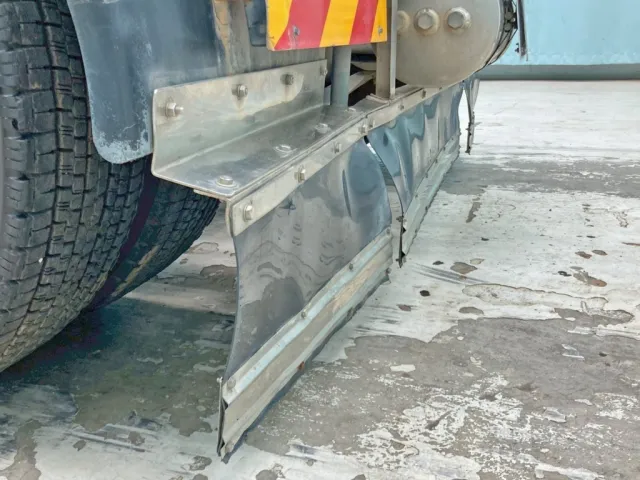 助手席側泥除けステーに曲がりがあります。|UDトラックス クオン 2PG-GK5AADの写真20