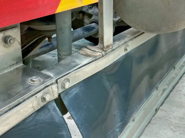 リヤ中央の泥除けステーに亀裂があります。|UDトラックス クオン 2PG-GK5AADの写真21