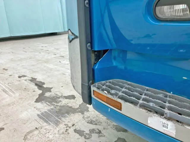 助手席側ステップカバーに割れがあります。|UDトラックス クオン 2PG-GK5AADの写真23