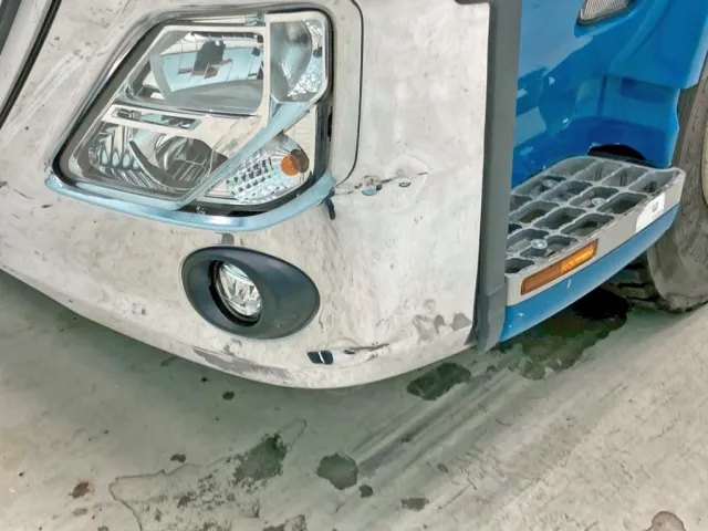 フロントバンパーの助手席側にヘコミがあります。|UDトラックス クオン 2PG-GK5AADの写真24