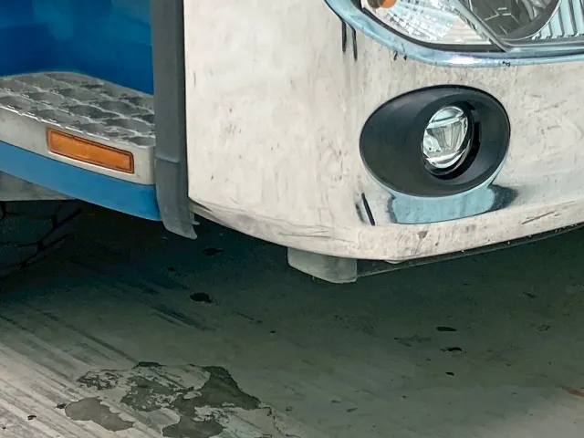 フロントバンパーの運転席側にヘコミがあります。|UDトラックス クオン 2PG-GK5AADの写真25