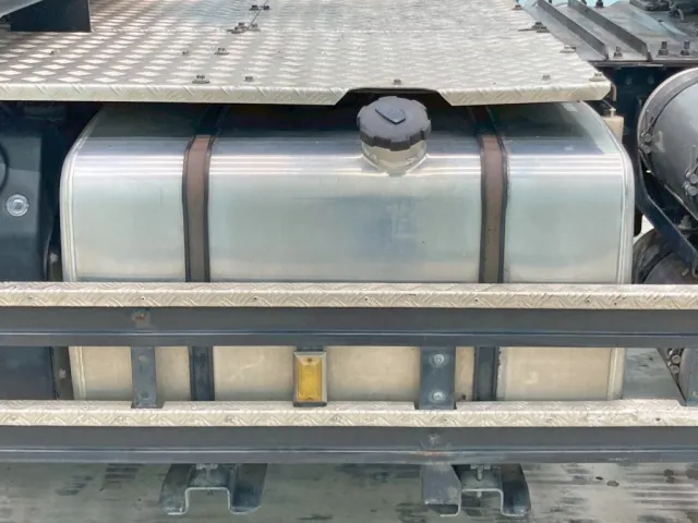 燃料タンクは400Lアルミ製です。|UDトラックス クオン 2PG-GK5AADの写真26
