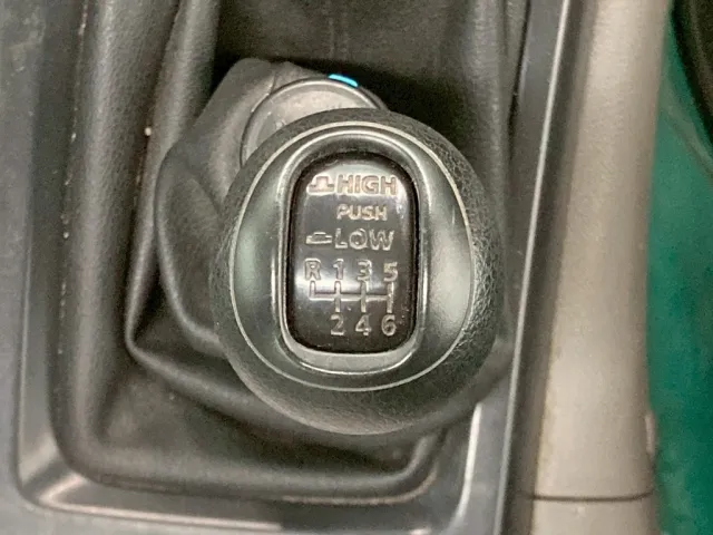 Low ⇔ High 切り替えスイッチ付きのマニュアル12速です。|UDトラックス クオン 2PG-GK5AADの写真28