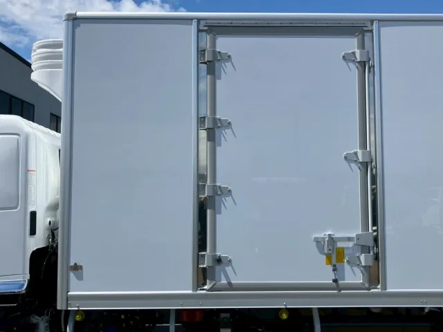 ボディー助手席側前方に片開き式のサイドドアが付いています。|日野 レンジャー 2KG-FD2ABG(2WD)の写真16