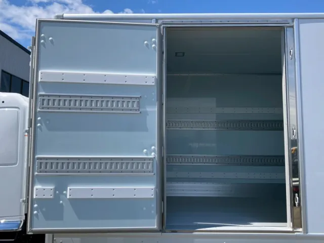 サイドドアを開いた状態です。|日野 レンジャー 2KG-FD2ABG(2WD)の写真17