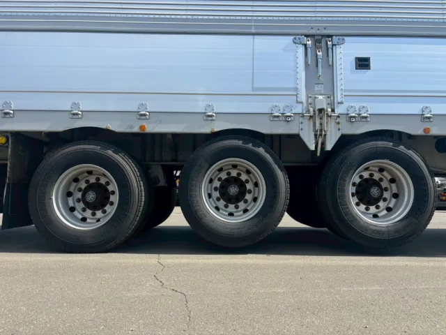 リフトアクスル機能付きです。(前1-2軸がリフトアップします)|トレクス  PFB34116改の写真23