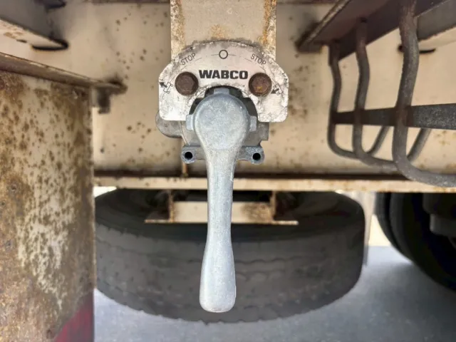 エアサスの昇降レバーです。|トレクス  PFB34116改の写真25