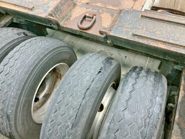 1軸目運転席側から4本目のタイヤ接地部に一部めくれがあります。|花見台  HFP305の写真19