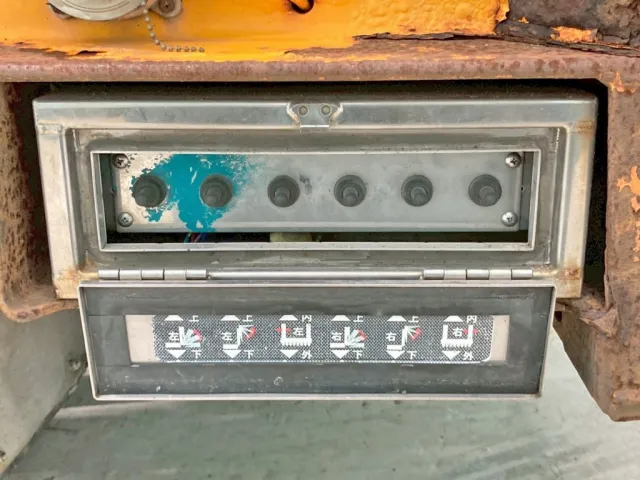 ボディー左右後方に歩みの操作スイッチが付いています。|花見台  HFP305の写真23