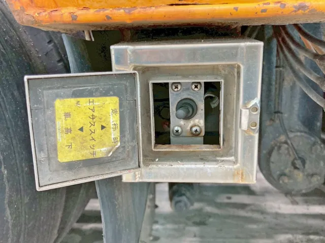 助手席側1・2軸目間にエアサスの昇降スイッチが付いています。|花見台  HFP305の写真24