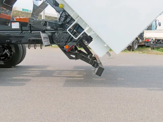 リアバンパーは可倒式です。|三菱 スーパーグレート 2PG-FV80VZの写真12