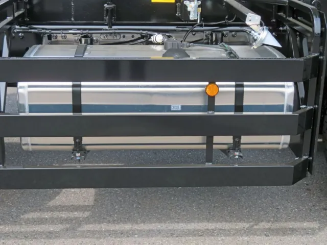 燃料タンクは300Lです。(アルミ製です)|三菱 スーパーグレート 2PG-FV80VZの写真21