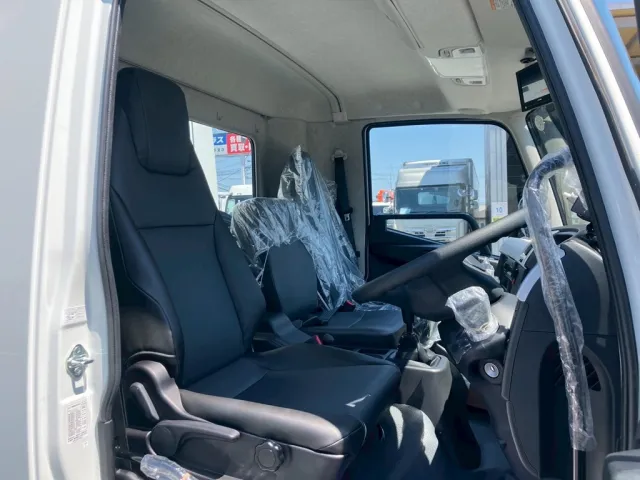 乗車定員は3名です。|三菱 ファイター 2KG-FK72F(2WD)の写真7