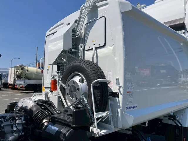 キャブバックにスペアタイヤを積載してあります。|三菱 ファイター 2KG-FK72F(2WD)の写真22