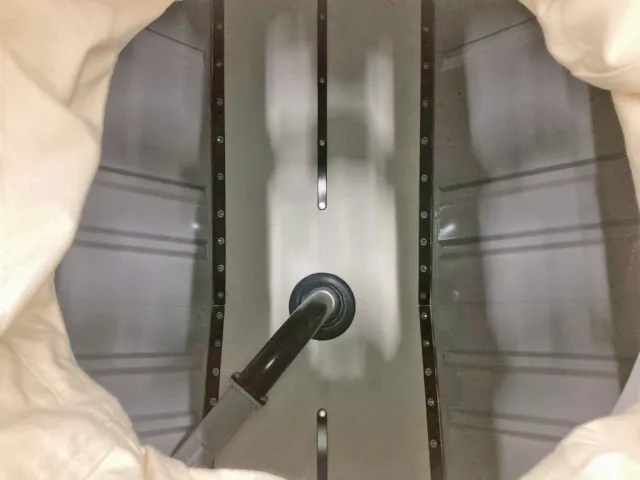 タンク内部の状態です。(前方)|三菱 スーパーグレート 2PG-FV84GZの写真9