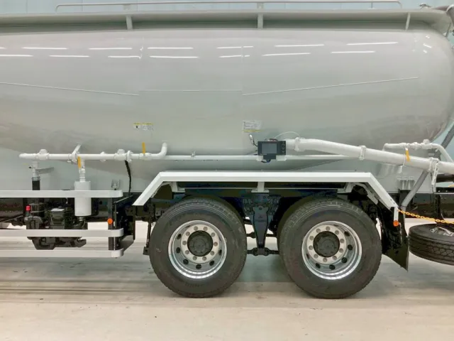 助手席側の配管周りの状態です。|三菱 スーパーグレート 2PG-FV84GZの写真14