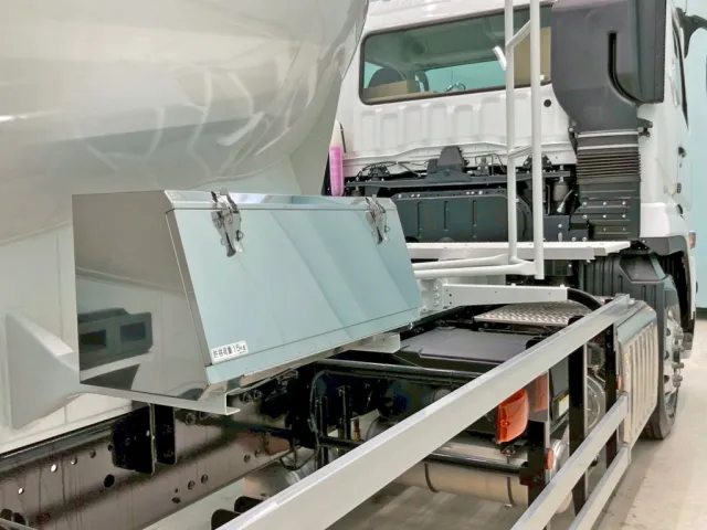 運転席側にステンレス製の工具箱が付いています。|三菱 スーパーグレート 2PG-FV84GZの写真20