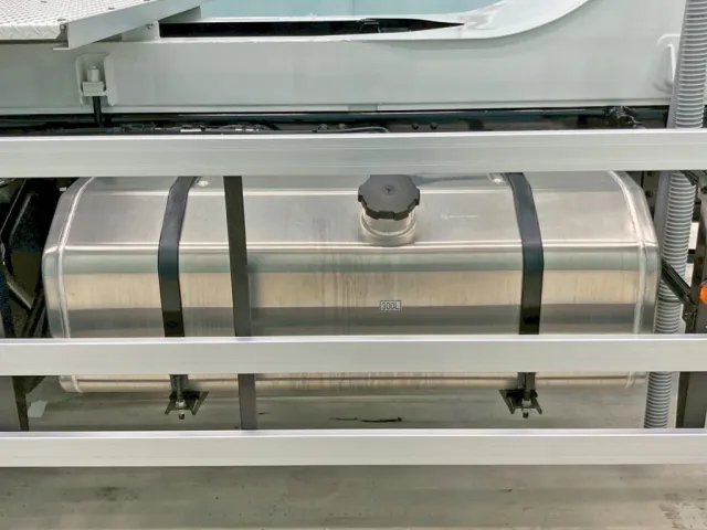 燃料タンクは300Lアルミ製です。|三菱 スーパーグレート 2PG-FV84GZの写真22