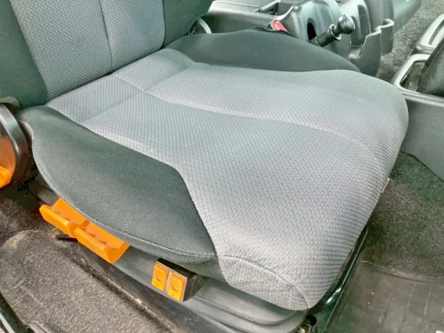 運転席座面にヘタリがあります。|日野 プロフィア QPG-SH1EEDGの写真9