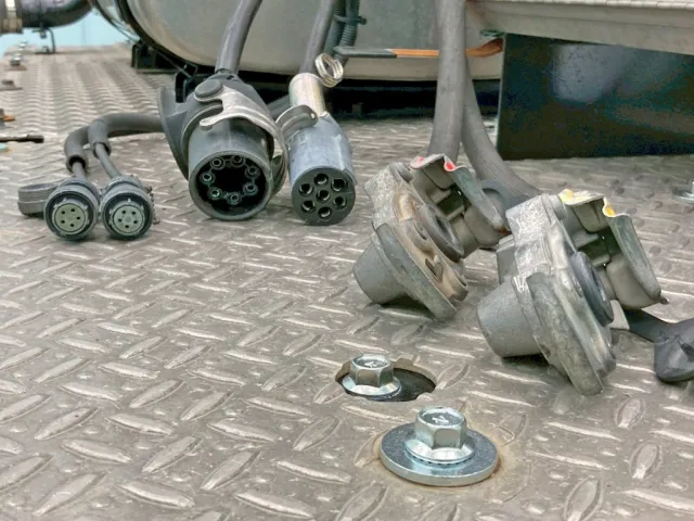 接続コネクター類です。|日野 プロフィア QPG-SH1EEDGの写真12