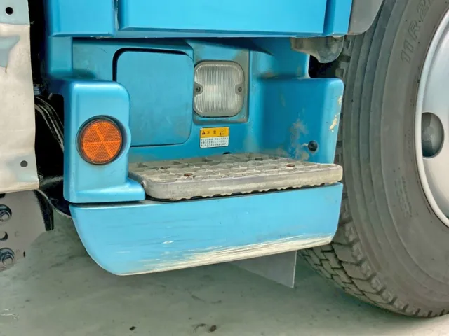 助手席側ステップカバーに引きキズがあります。|日野 プロフィア QPG-SH1EEDGの写真21