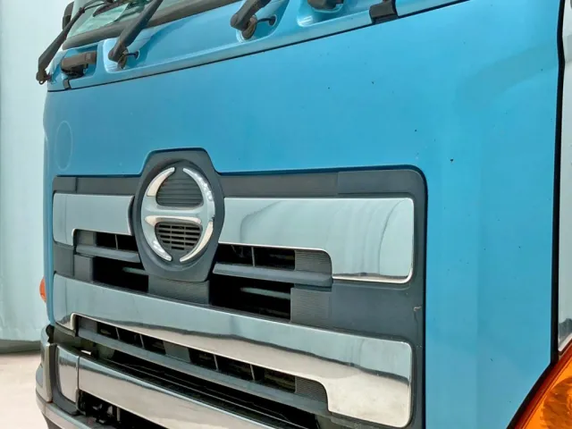 フロントパネルの所々に小キズがあります。(助手席側)|日野 プロフィア QPG-SH1EEDGの写真23