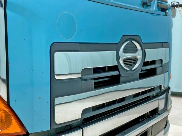 フロントパネルの所々に小キズがあります。(助手席側)|日野 プロフィア QPG-SH1EEDGの写真24